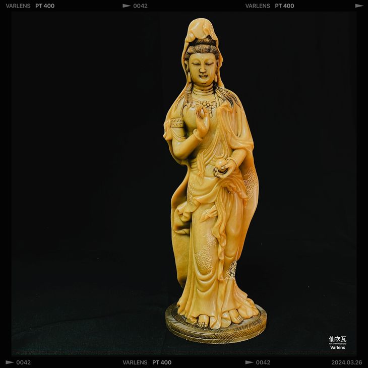 《自在觀音》高山黃壽山石雕像 - 玉器