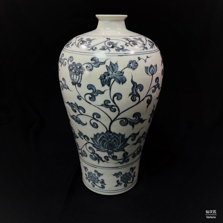 「青花釉下彩繪的梅瓶」 - 青花瓷